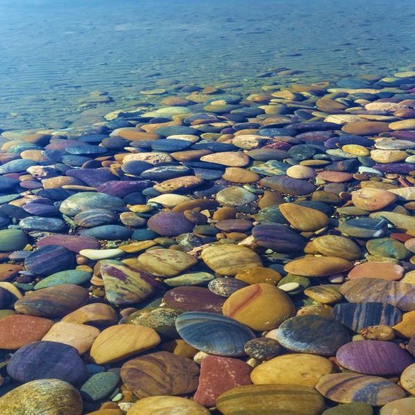 USA, Utah Colorful rocks in Lake Powell